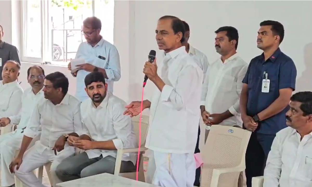కొన్నిసార్లు తమాషాలు జరుగుతుంటాయి.. ఎన్నికల్లో ప్రజలు ఊహించని తీర్పునిచ్చారు: ఫామ్హౌస్ మీటింగ్లో కేసీఆర్ కొన్నిసార్లు తమాషాలు జరుగుతుంటాయి.. ఎన్నికల్లో ప్రజలు ఊహించని తీర్పునిచ్చారు: ఫామ్హౌస్ మీటింగ్లో కేసీఆర్