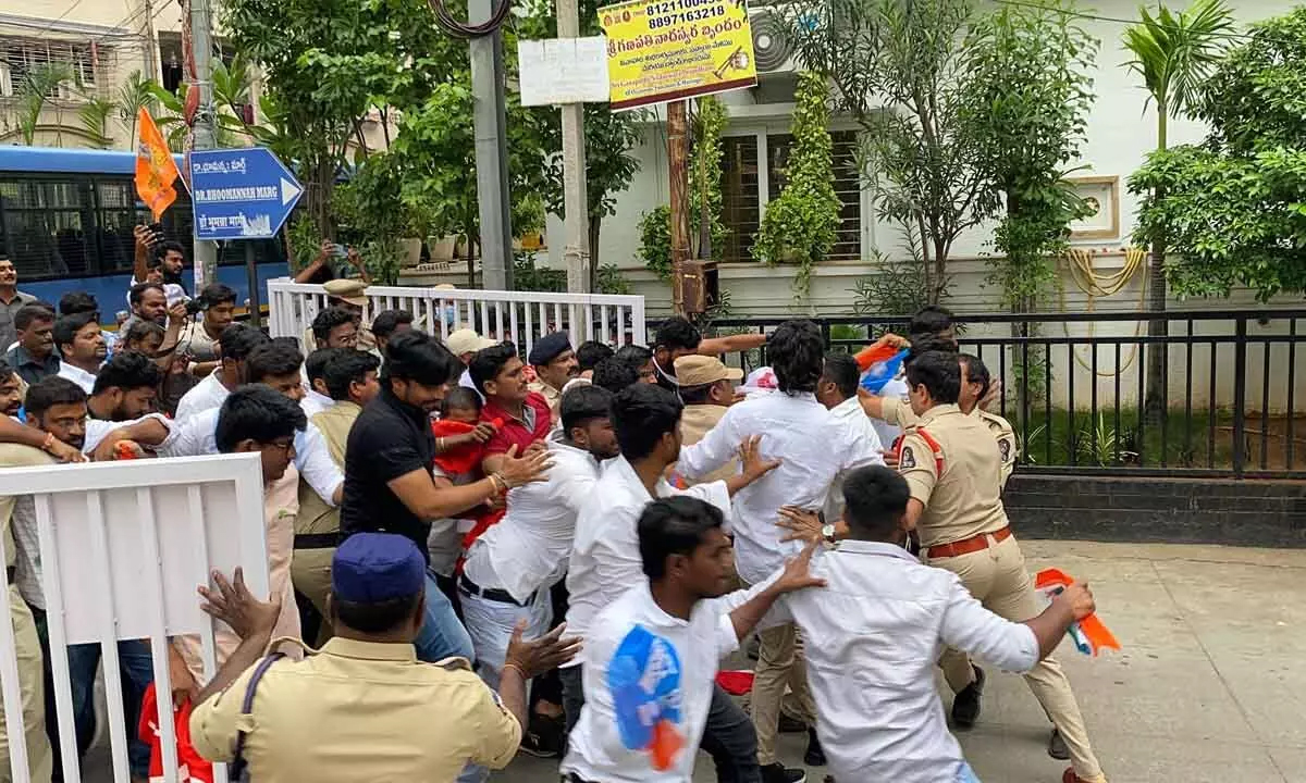 కేంద్ర మంత్రి కిషన్రెడ్డి, ఎంపీ అర్వింద్ల ఇళ్ల ముట్టడి కేంద్ర మంత్రి కిషన్రెడ్డి, ఎంపీ అర్వింద్ల ఇళ్ల ముట్టడి