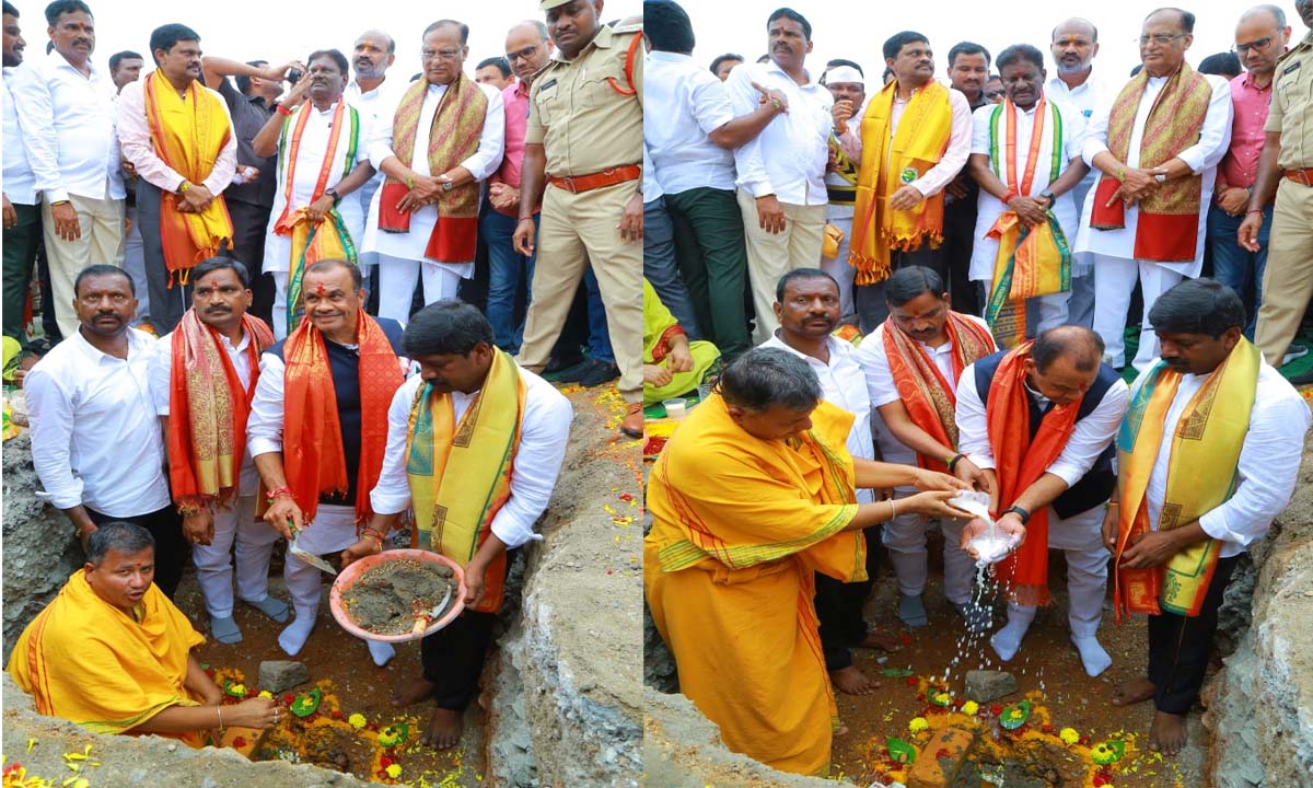 రూ.40 కోట్లతో చిట్యాల ఫ్లైఓవర్ పనులకు గుత్తాతో కలిసి భూమి పూజ … మంత్రి కోమటిరెడ్డి వెంకట్రెడ్డి రూ.40 కోట్లతో చిట్యాల ఫ్లైఓవర్ పనులకు గుత్తాతో కలిసి భూమి పూజ … మంత్రి కోమటిరెడ్డి వెంకట్రెడ్డి