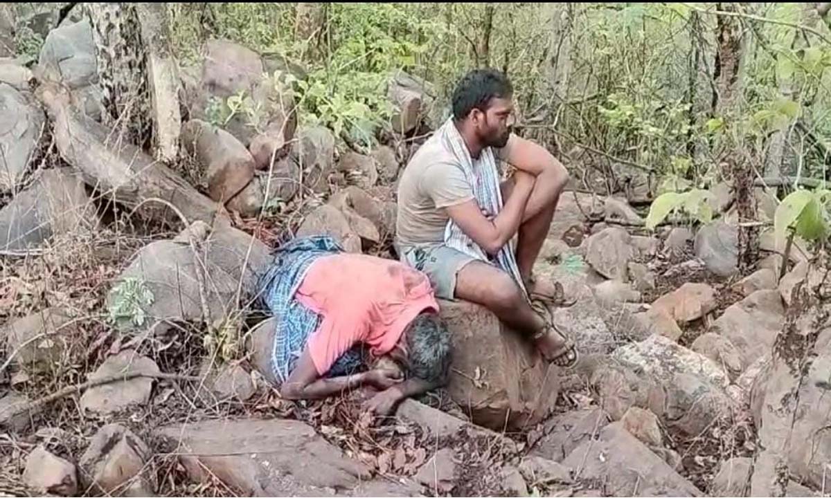 ములుగు జిల్లా కొంగాల అటవీ ప్రాంతంలో పేలుడు ఈ సంఘటనలో ..ఒకరు మృతి ములుగు జిల్లా కొంగాల అటవీ ప్రాంతంలో పేలుడు ఈ సంఘటనలో ..ఒకరు మృతి