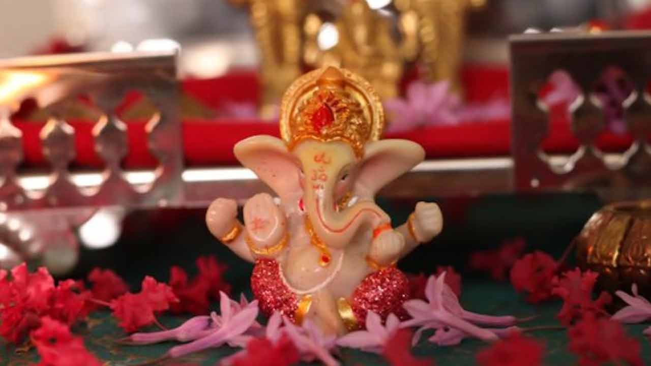 బుధవారం గణనాథుడిని పూజించాక.. మహిళలలు ఇవి దానం చేస్తే ఎంతో మంచిదట..! బుధవారం గణనాథుడిని పూజించాక.. మహిళలలు ఇవి దానం చేస్తే ఎంతో మంచిదట..!