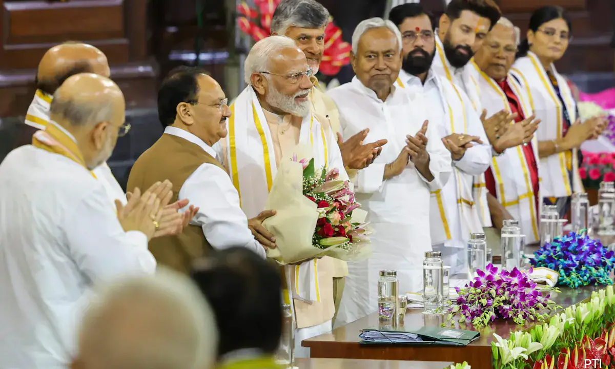 కేంద్ర మంత్రివర్గంలో బెర్త్లు వీరికే.. 49 మంది పేర్లు ఖరారు కేంద్ర మంత్రివర్గంలో బెర్త్లు వీరికే.. 49 మంది పేర్లు ఖరారు