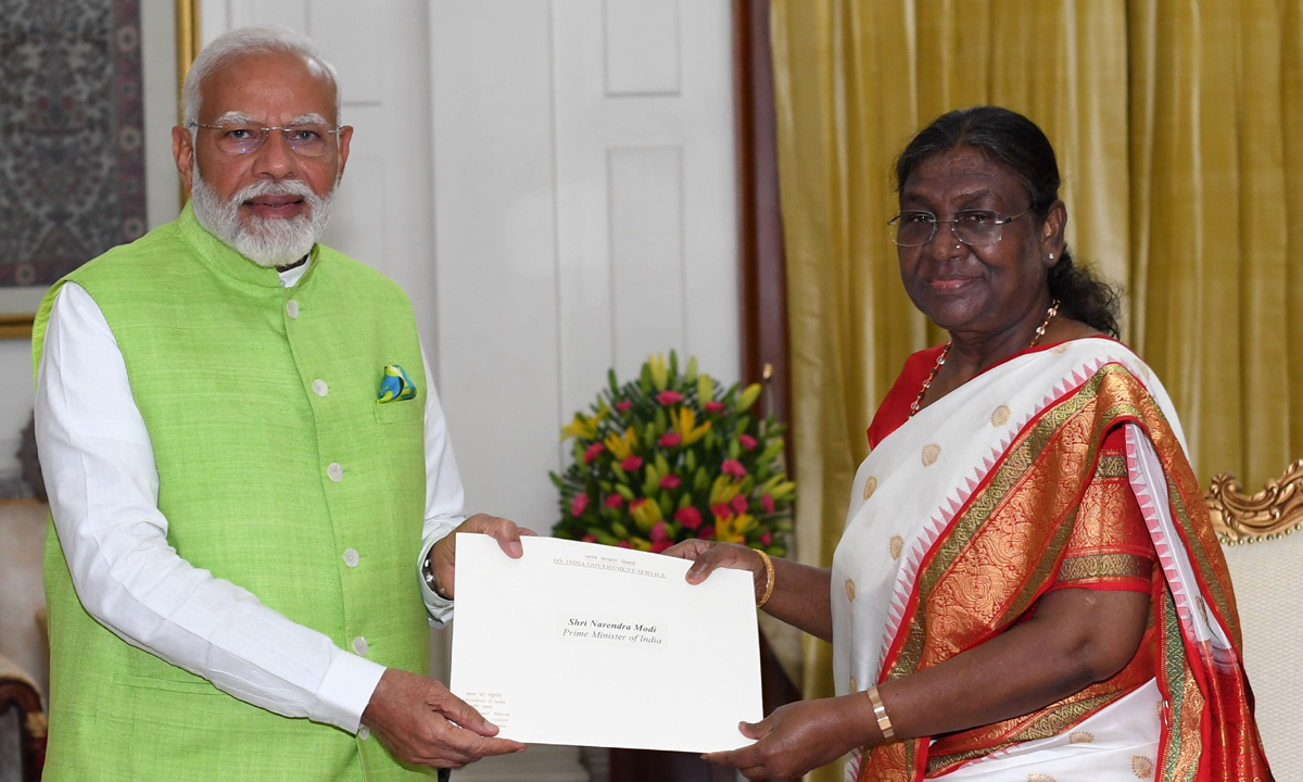 PM Modi | రాష్ట్రపతిని కలిసిన ప్రధాని మోదీ.. 17వ లోక్సభ రద్ధు చేయాలని వినతి PM Modi | రాష్ట్రపతిని కలిసిన ప్రధాని మోదీ.. 17వ లోక్సభ రద్ధు చేయాలని వినతి