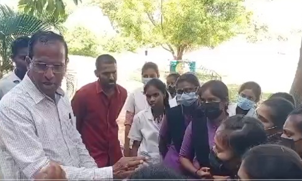 ములుగు ఆర్వీఎం నర్సింగ్ కాలేజీ విద్యార్థుల ఆందోళన ములుగు ఆర్వీఎం నర్సింగ్ కాలేజీ విద్యార్థుల ఆందోళన