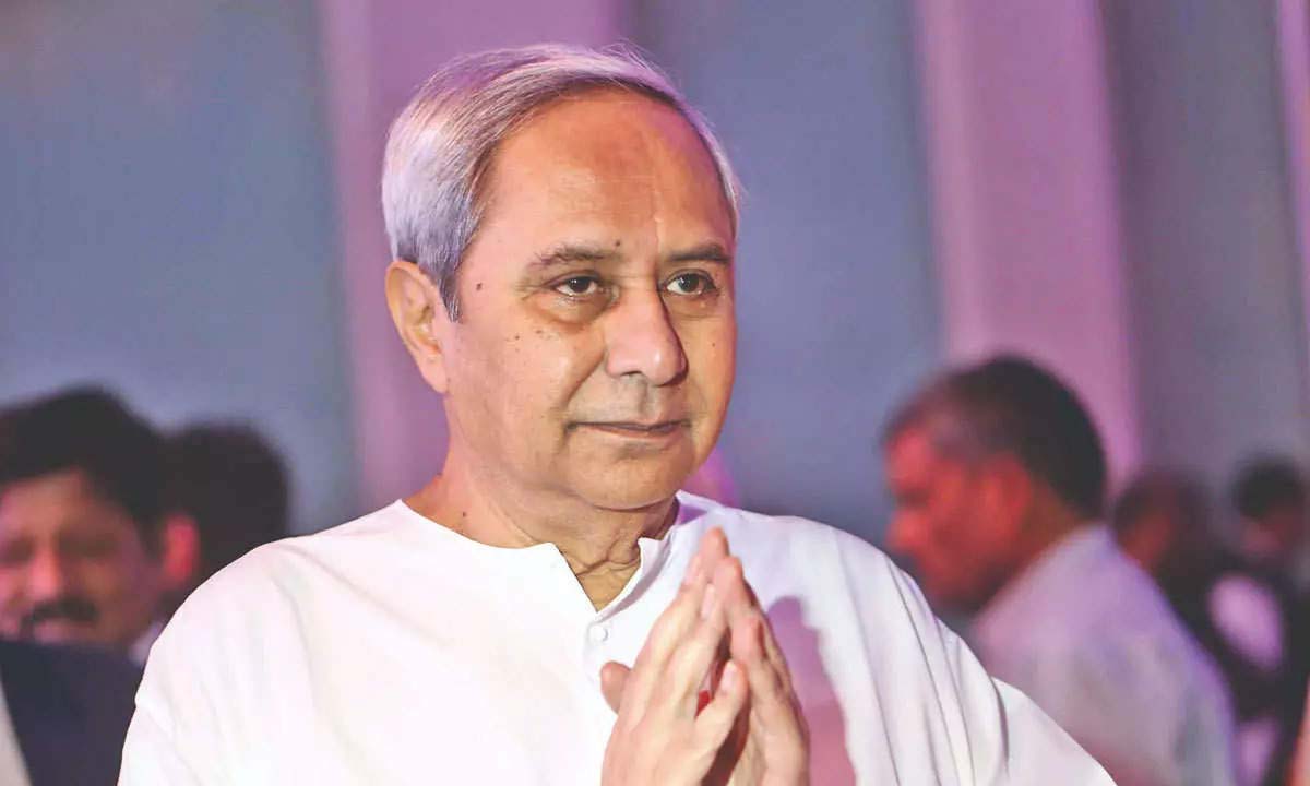 గవర్నర్కు రాజీనామా సమర్పించిన.. సీఎం నవీన్ పట్నాయక్ గవర్నర్కు రాజీనామా సమర్పించిన.. సీఎం నవీన్ పట్నాయక్
