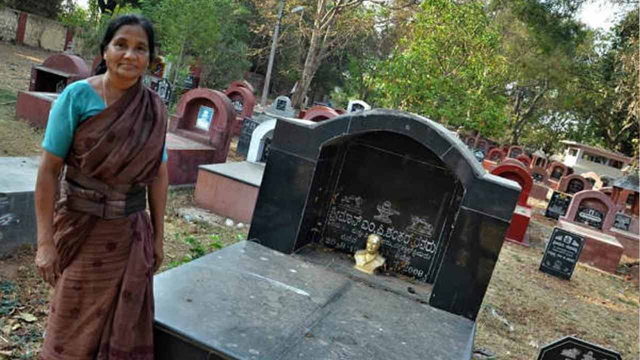Graveyard | 20 ఏండ్లుగా స్మశాన వాటికలోనే జీవిస్తున్న మహిళ..! ఆమెకు అదే శాశ్వత నిలయం..!! Graveyard | 20 ఏండ్లుగా స్మశాన వాటికలోనే జీవిస్తున్న మహిళ..! ఆమెకు అదే శాశ్వత నిలయం..!!