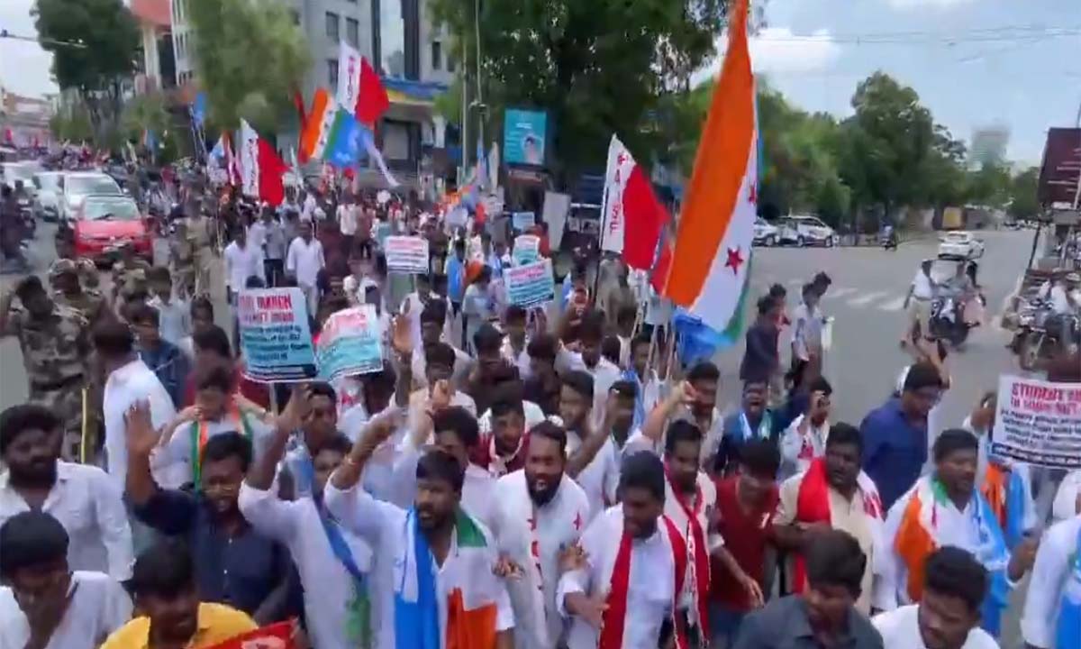 నీట్ పరీక్ష పేపర్ లీకేజి పై భగ్గుమన్న విద్యార్థి సంఘాలు నీట్ పరీక్ష పేపర్ లీకేజి పై భగ్గుమన్న విద్యార్థి సంఘాలు