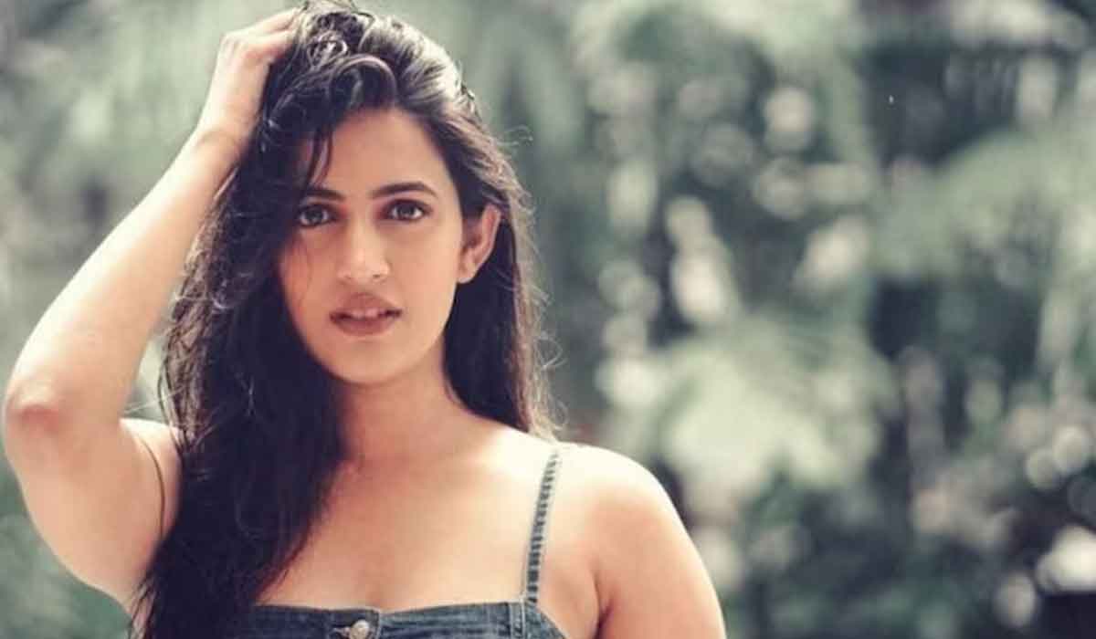 Niharika| అతనితో నిహారిక డేటింగ్.. తెగ ముద్దుల వర్షం కురిపించేసిందిగా..! Niharika| అతనితో నిహారిక డేటింగ్.. తెగ ముద్దుల వర్షం కురిపించేసిందిగా..!