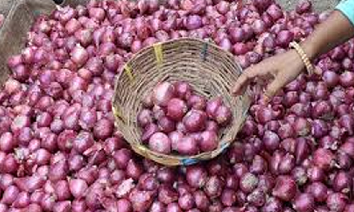 Onion Price | ఘాటెక్కిన ఉల్లి ధరలు.. హైదరాబాద్లో కిలో రూ. 60 పైనే Onion Price | ఘాటెక్కిన ఉల్లి ధరలు.. హైదరాబాద్లో కిలో రూ. 60 పైనే