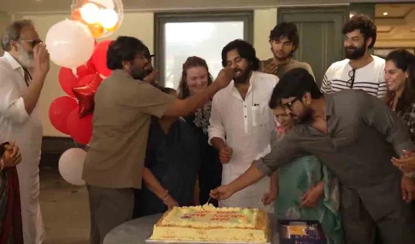 Pawan Kalyan | చిరంజీవి ఇంట్లో పవన్ కల్యాణ్ సంబరాలు Pawan Kalyan | చిరంజీవి ఇంట్లో పవన్ కల్యాణ్ సంబరాలు