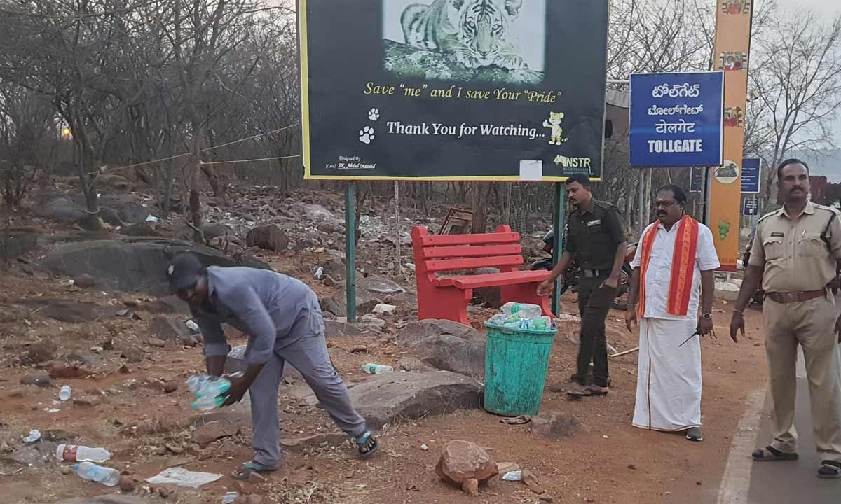 శ్రీశైలం వెళ్లే భక్తులకు కీలక సూచన.. ప్లాస్టిక్ వినియోగిస్తే తగిన మూల్యం చెల్లించాల్సిందే..! శ్రీశైలం వెళ్లే భక్తులకు కీలక సూచన.. ప్లాస్టిక్ వినియోగిస్తే తగిన మూల్యం చెల్లించాల్సిందే..!