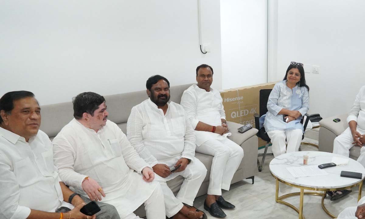 కాంగ్రెస్ తెలంగాణ ఉద్యమ నేతల భేటీ మంత్రి.. పొన్నం నివాసంలో ఆత్మీయ కలయిక కాంగ్రెస్ తెలంగాణ ఉద్యమ నేతల భేటీ మంత్రి.. పొన్నం నివాసంలో ఆత్మీయ కలయిక