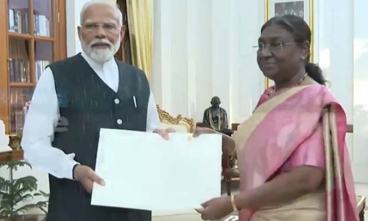 రాష్ట్రపతిని కలిసిన .. ప్రధాని మోదీ ప్రభుత్వ ఏర్పాటుకు ఆహ్వానించాలని వినతి రాష్ట్రపతిని కలిసిన .. ప్రధాని మోదీ ప్రభుత్వ ఏర్పాటుకు ఆహ్వానించాలని వినతి