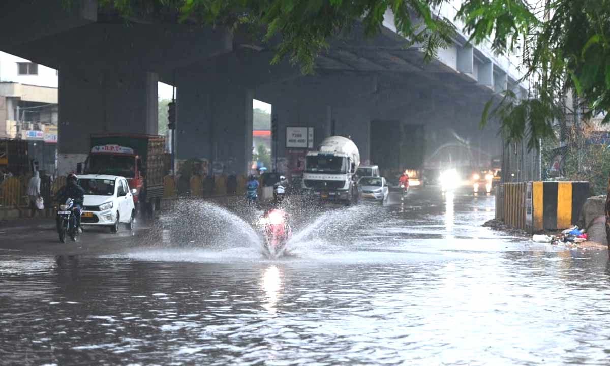 జంటనగరాల్లో భారీ వర్షం .. లోతట్టు ప్రాంతాలు జలమయం ట్రాఫిక్ జామ్ జంటనగరాల్లో భారీ వర్షం .. లోతట్టు ప్రాంతాలు జలమయం ట్రాఫిక్ జామ్
