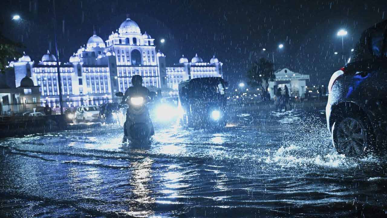 Rains | చల్లని కబురు.. శుక్ర, శనివారాల్లో హైదరాబాద్లో మోస్తరు వర్షాలు..! Rains | చల్లని కబురు.. శుక్ర, శనివారాల్లో హైదరాబాద్లో మోస్తరు వర్షాలు..!