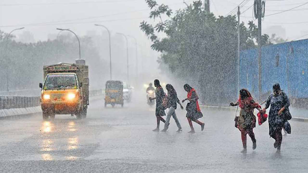 Heavy Rains | రాబోయే 4 రోజుల్లో తెలంగాణలో భారీ వర్షాలు.. ఆ నాలుగు జిల్లాలకు రెడ్ అలర్ట్ జారీ..! Heavy Rains | రాబోయే 4 రోజుల్లో తెలంగాణలో భారీ వర్షాలు.. ఆ నాలుగు జిల్లాలకు రెడ్ అలర్ట్ జారీ..!
