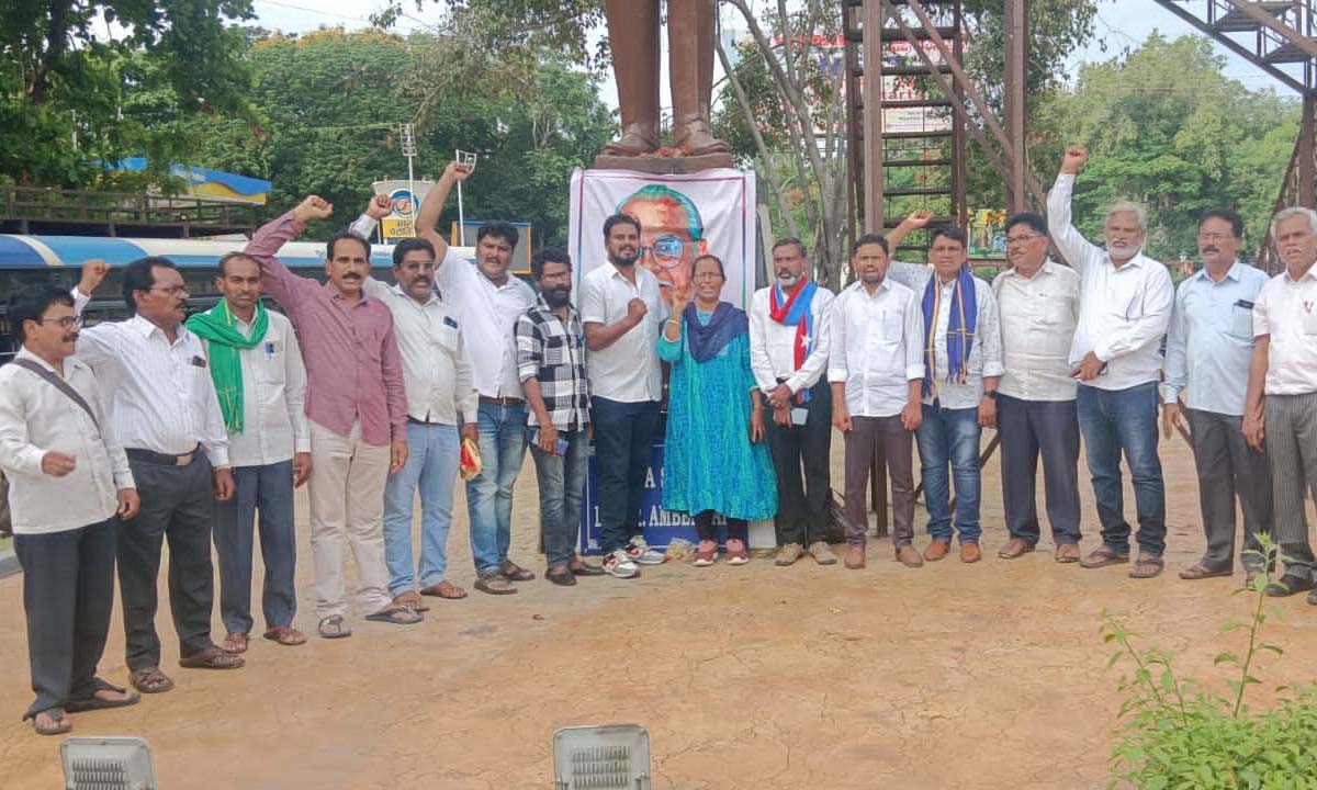 చెంచు మహిళ ఈశ్వరమ్మ అత్యాచార దోషులను కఠినంగా శిక్షించాలి … విసికె పార్టీ రాష్ట్ర అధ్యక్షులు జిలుకర శ్రీనివాస్ చెంచు మహిళ ఈశ్వరమ్మ అత్యాచార దోషులను కఠినంగా శిక్షించాలి … విసికె పార్టీ రాష్ట్ర అధ్యక్షులు జిలుకర శ్రీనివాస్
