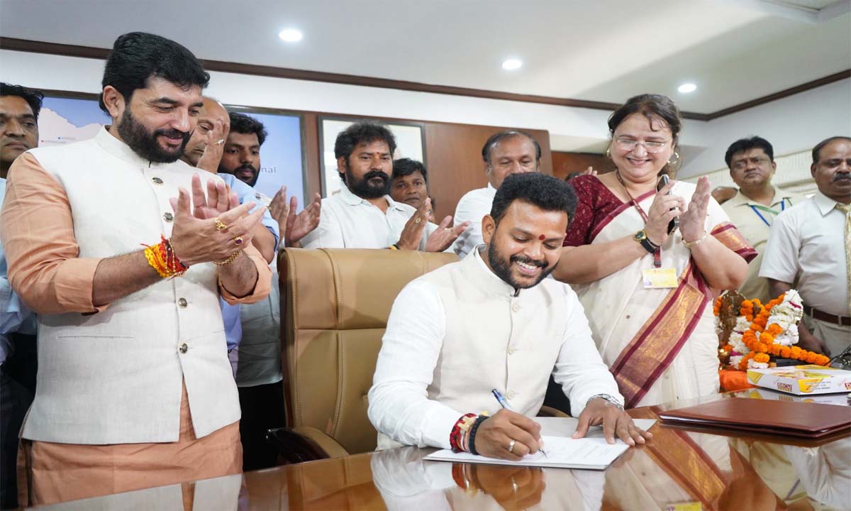 21 సార్లు జై శ్రీరాం అని రాసిన కేంద్ర మంత్రి రామ్మోహన్ నాయుడు.. వీడియో 21 సార్లు జై శ్రీరాం అని రాసిన కేంద్ర మంత్రి రామ్మోహన్ నాయుడు.. వీడియో