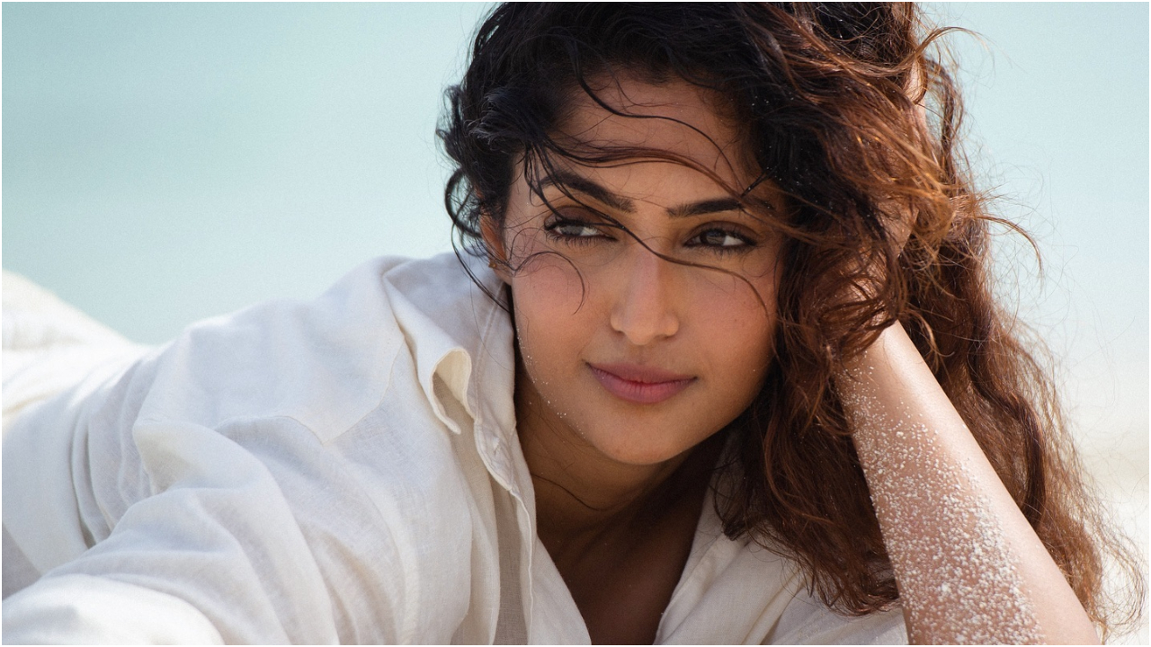 Reba Monica John | బీచ్‌ లో సరదాగా గడుపుతున్న రెబా మోనికా.. బికినీలో రెబా అదిరిపోయిందబ్బా
