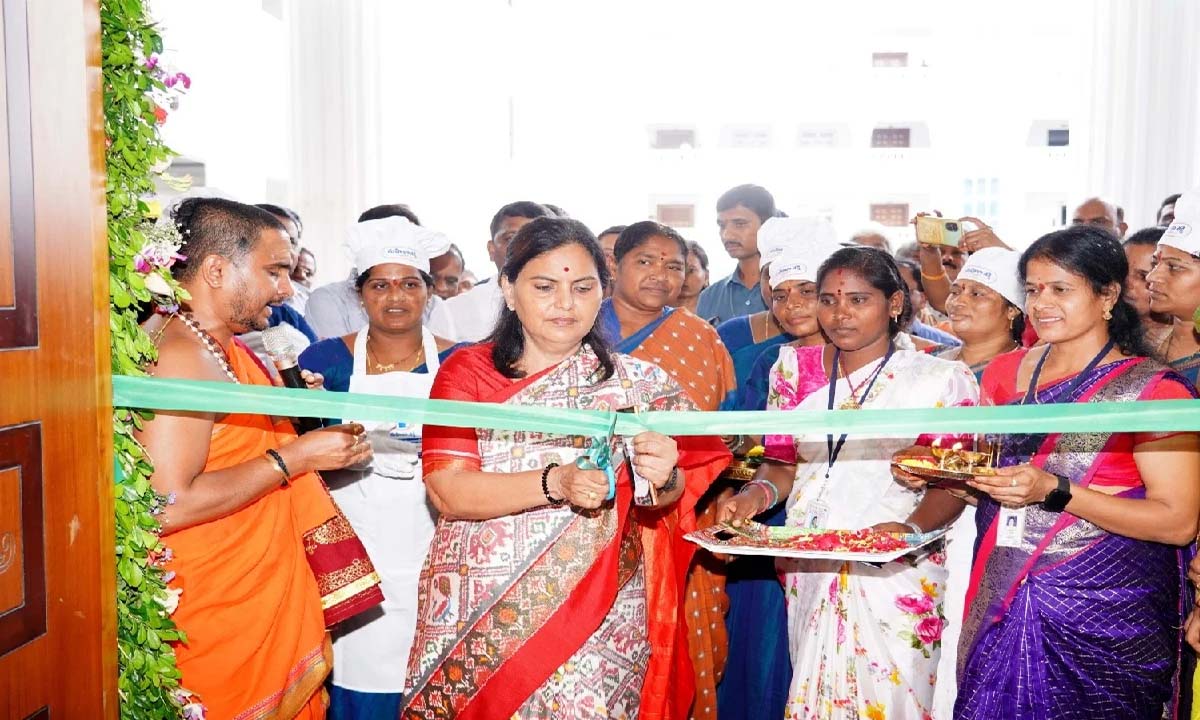ప్రతి ఇంటా అమ్మ చేతి వంట , మహిళా శక్తి క్యాంటీన్లకు సాధ్యం , సచివాలయంలో క్యాంటీన్లను ప్రారంభించిన … మంత్రి సీతక్క, సీఎస్ ప్రతి ఇంటా అమ్మ చేతి వంట , మహిళా శక్తి క్యాంటీన్లకు సాధ్యం , సచివాలయంలో క్యాంటీన్లను ప్రారంభించిన … మంత్రి సీతక్క, సీఎస్