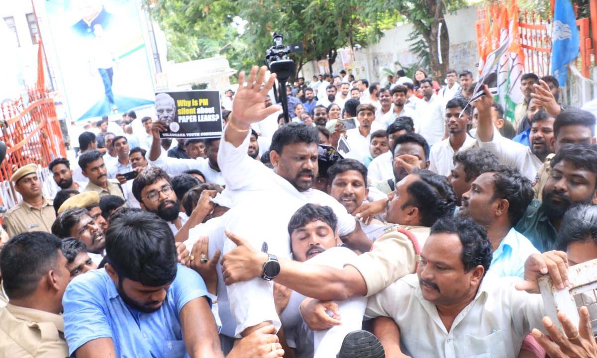 నీట్ లీకేజీలో కేంద్ర మంత్రుల ప్రమేయం,27న పార్లమెంటు ముట్టడి … యూత్ కాంగ్రెస్ అధ్యక్షుడు శివసేనారెడ్డి నీట్ లీకేజీలో కేంద్ర మంత్రుల ప్రమేయం,27న పార్లమెంటు ముట్టడి … యూత్ కాంగ్రెస్ అధ్యక్షుడు శివసేనారెడ్డి