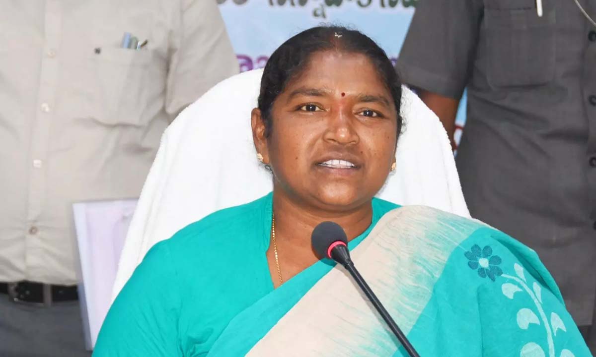 కేసీఆర్కు మంత్రి సీతక్క లీగల్ నోటీస్ … ట్విటర్ పోస్టుపై చర్యలు కేసీఆర్కు మంత్రి సీతక్క లీగల్ నోటీస్ … ట్విటర్ పోస్టుపై చర్యలు