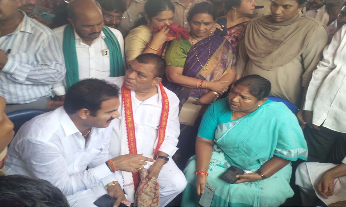 మత్తు మాఫియాను అణిచివేస్తాం.. బాధిత బాలిక కుటుంబాన్ని పరామర్శించి ఆర్థిక సాయం అందించిన .. మంత్రి సీతక్క మత్తు మాఫియాను అణిచివేస్తాం.. బాధిత బాలిక కుటుంబాన్ని పరామర్శించి ఆర్థిక సాయం అందించిన .. మంత్రి సీతక్క