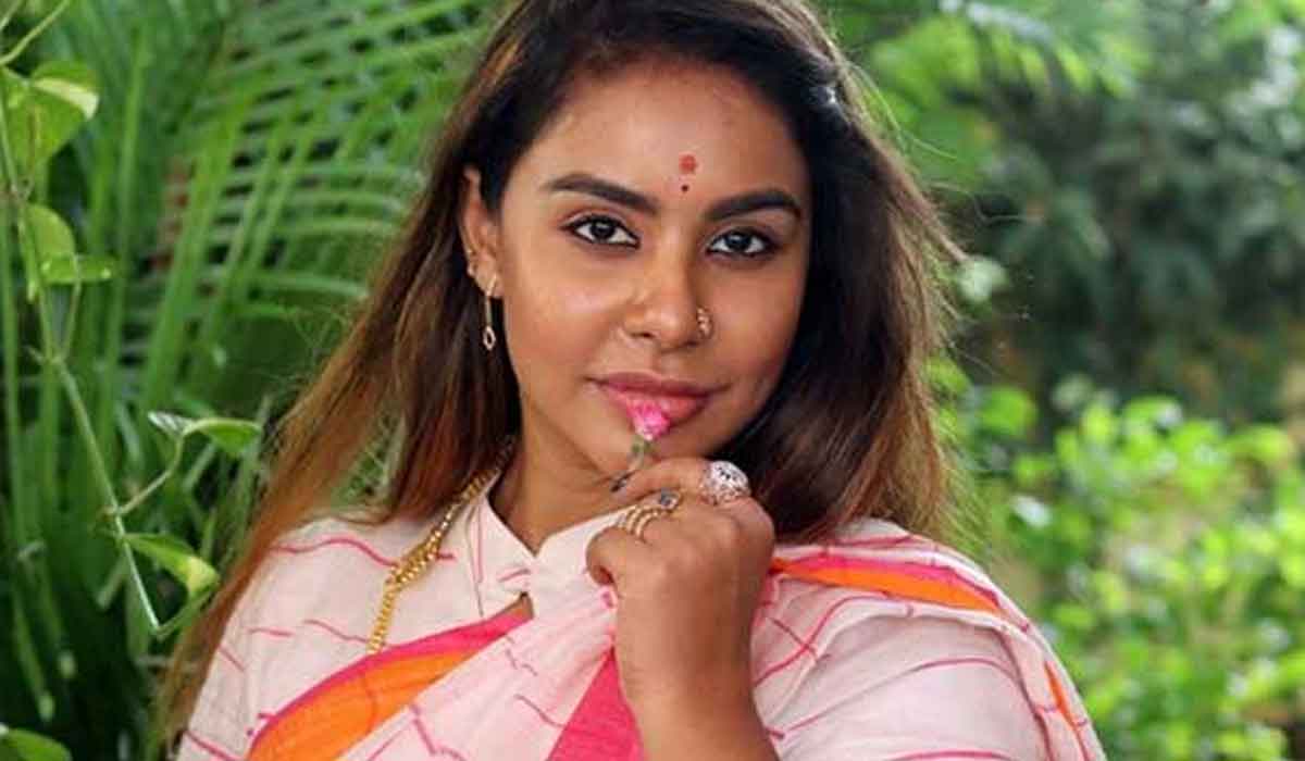 Sri Reddy| వైసీపీ యువనేతతో శ్రీరెడ్డి సహజీవనం చేస్తుందా.. త్వరలోనే అతనితో పెళ్లి..! Sri Reddy| వైసీపీ యువనేతతో శ్రీరెడ్డి సహజీవనం చేస్తుందా.. త్వరలోనే అతనితో పెళ్లి..!