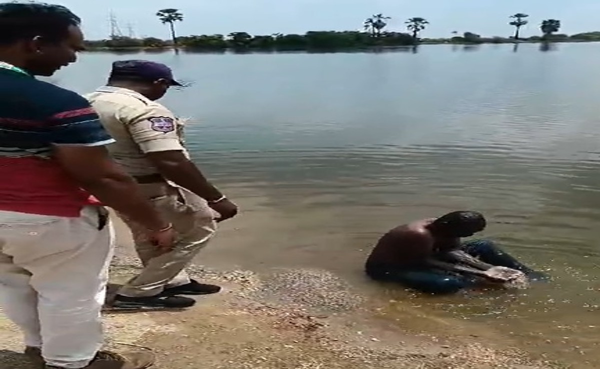 బతికే ఉన్నాడా? ఐదు గంటలుగా చెరువులోనే.. బతికే ఉన్నాడా? ఐదు గంటలుగా చెరువులోనే..