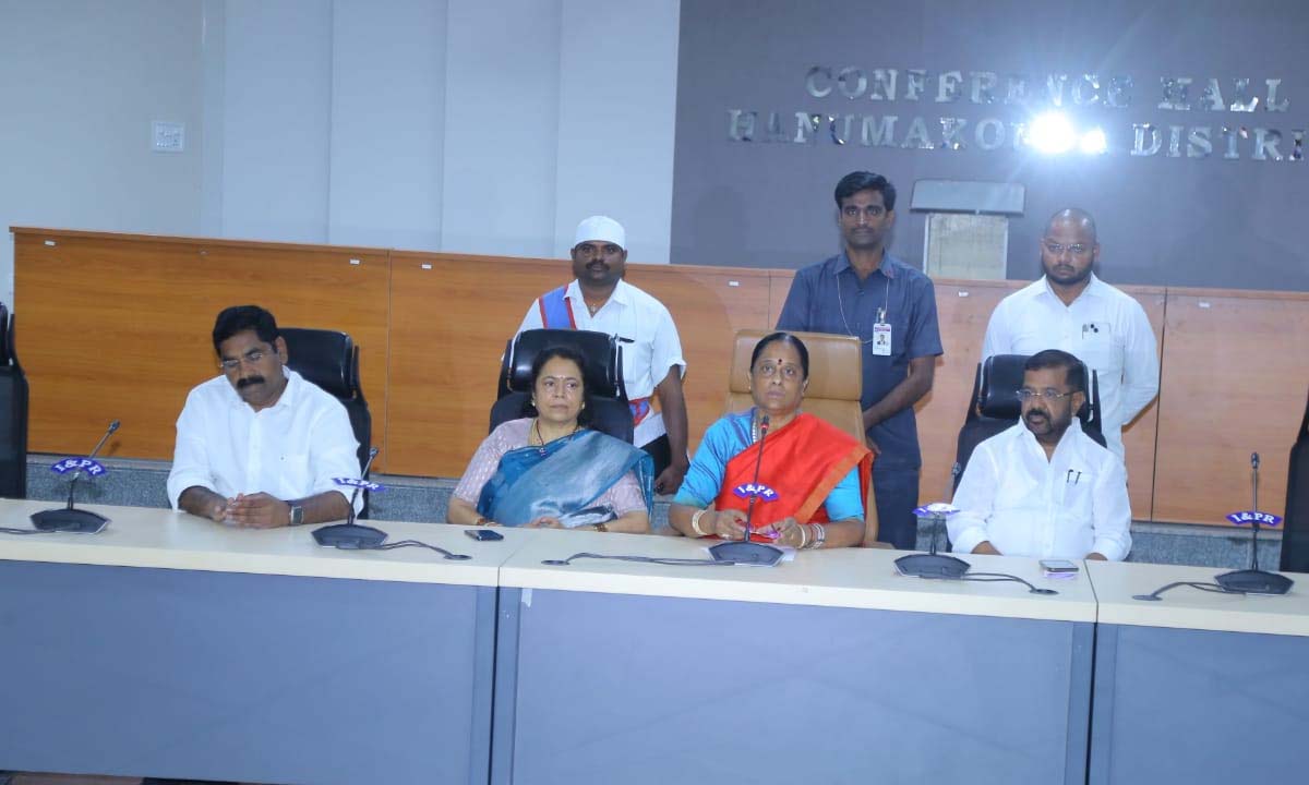వరంగల్ సమగ్రాభివృద్ధి లక్ష్యం , సీఎం దృష్టికి జిల్లా సమస్యలు … మీడియాతో రాష్ట్ర మంత్రి కొండా సురేఖ వరంగల్ సమగ్రాభివృద్ధి లక్ష్యం , సీఎం దృష్టికి జిల్లా సమస్యలు … మీడియాతో రాష్ట్ర మంత్రి కొండా సురేఖ