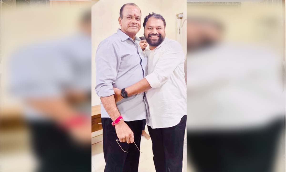 మంత్రి కోమటిరెడ్డిని కలిసిన అద్దంకి దయాకర్ … సినిమా ఆడియో లాంచ్కు ఆహ్వానం మంత్రి కోమటిరెడ్డిని కలిసిన అద్దంకి దయాకర్ … సినిమా ఆడియో లాంచ్కు ఆహ్వానం
