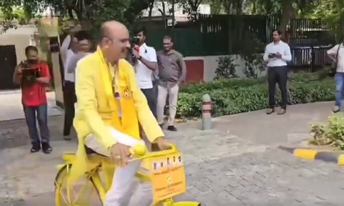 MP Appalanaidu | సైకిల్పైనే పార్లమెంటుకు విజయనగరం టీడీపీ ఎంపీ కలిశెట్టి MP Appalanaidu | సైకిల్పైనే పార్లమెంటుకు విజయనగరం టీడీపీ ఎంపీ కలిశెట్టి