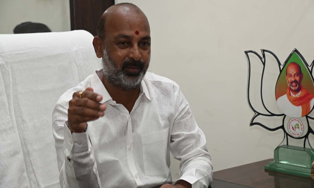 Bandi Sanjay | శ్రీవారి ఆస్తులకు పంగనామాలు పెట్టిన నయవంచకులు పోయారు: బండి సంజయ్ Bandi Sanjay | శ్రీవారి ఆస్తులకు పంగనామాలు పెట్టిన నయవంచకులు పోయారు: బండి సంజయ్