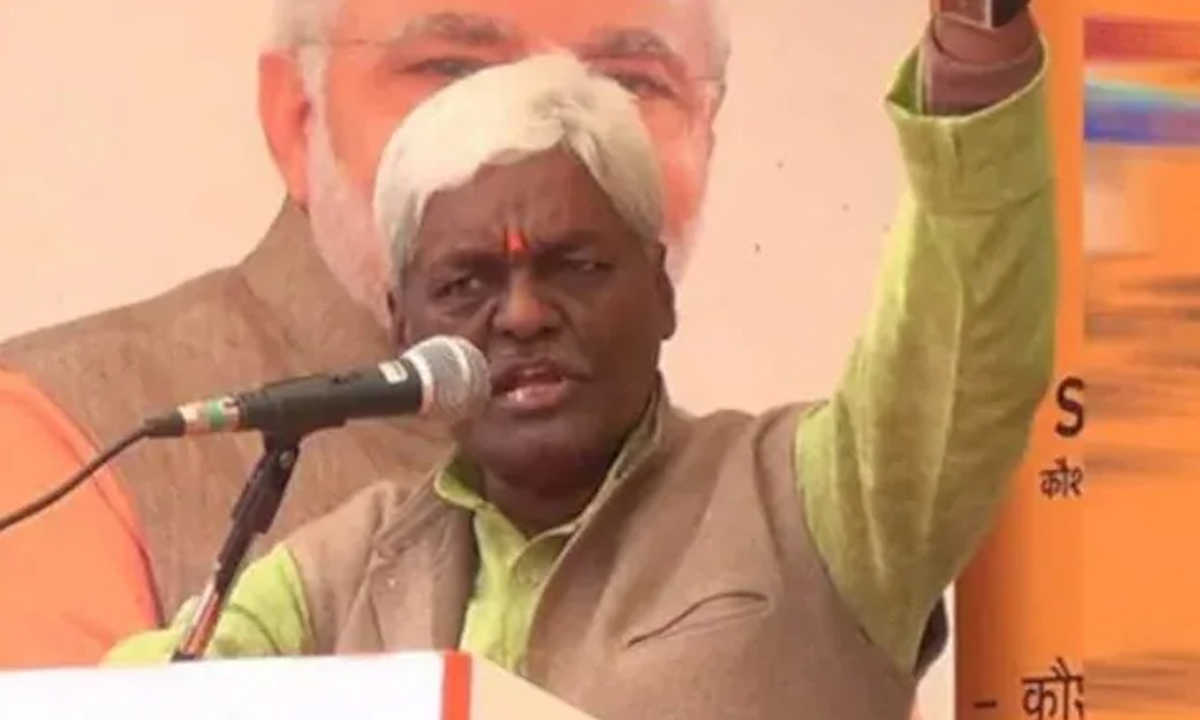 BJP MLA Pannalal Shakya | డిగ్రీలతో వచ్చేదేమీ లేదు.. పంక్చర్షాపు పెట్టుకోండి: పన్నాలాల్ శాక్య BJP MLA Pannalal Shakya | డిగ్రీలతో వచ్చేదేమీ లేదు.. పంక్చర్షాపు పెట్టుకోండి: పన్నాలాల్ శాక్య