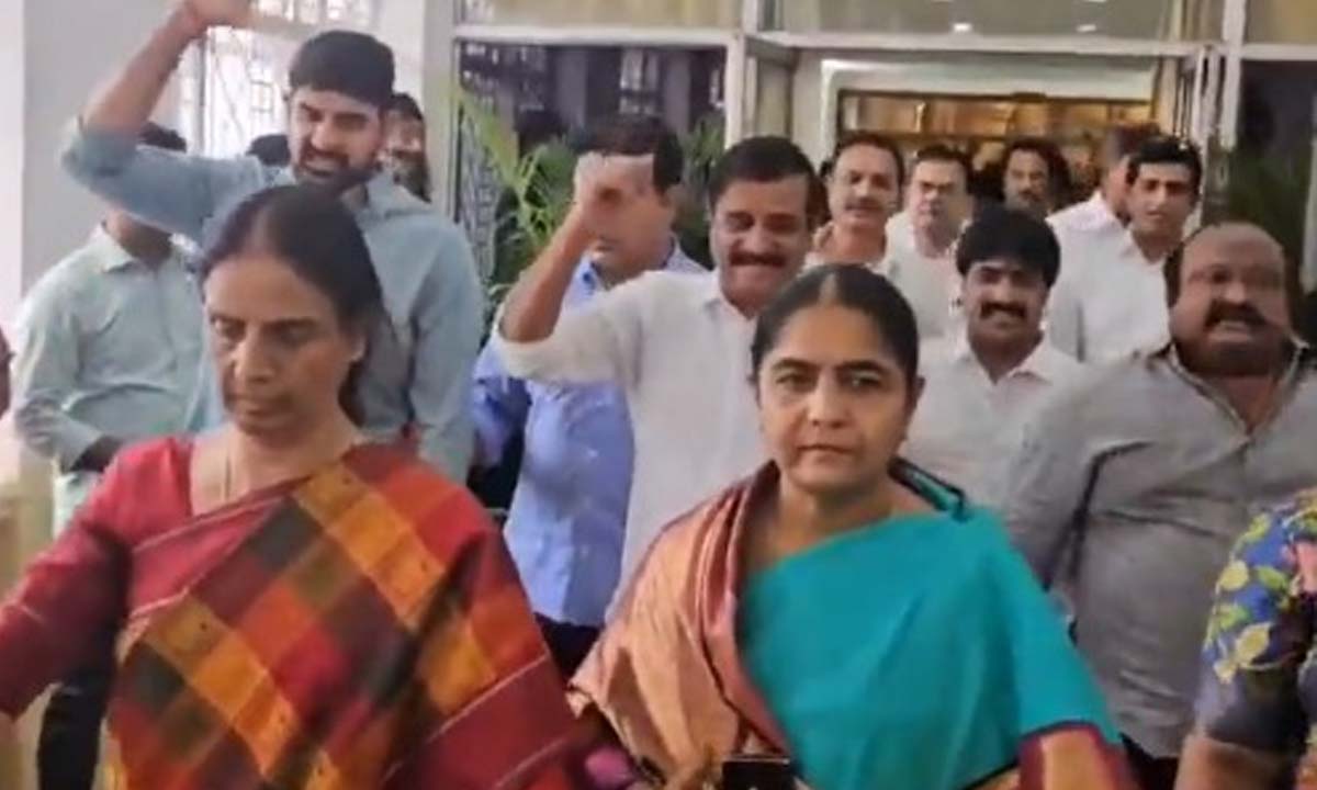 Sabita Indra Reddy | సీఎం రేవంత్రెడ్డి, డిప్యూటీ సీఎంల మాటలు బాధకరం…కన్నీటి పర్యంతమైన సబితా ఇంద్రారెడ్డి Sabita Indra Reddy | సీఎం రేవంత్రెడ్డి, డిప్యూటీ సీఎంల మాటలు బాధకరం…కన్నీటి పర్యంతమైన సబితా ఇంద్రారెడ్డి