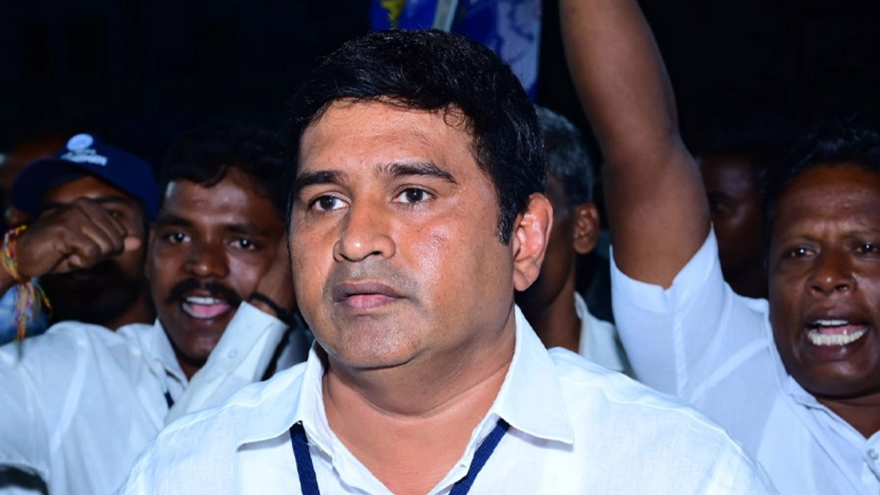 Murder | తమిళనాడులో ఘోరం.. బీఎస్పీ చీఫ్ దారుణ హత్య..! Murder | తమిళనాడులో ఘోరం.. బీఎస్పీ చీఫ్ దారుణ హత్య..!