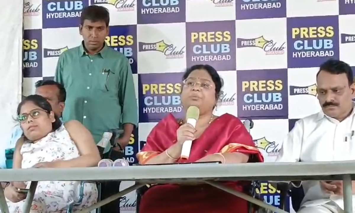 Balalatha | స్మితా సబర్వాల్పై చర్యలు తీసుకోవాలి: మాజీ అధికారిణి బాలలత డిమాండ్ Balalatha | స్మితా సబర్వాల్పై చర్యలు తీసుకోవాలి: మాజీ అధికారిణి బాలలత డిమాండ్