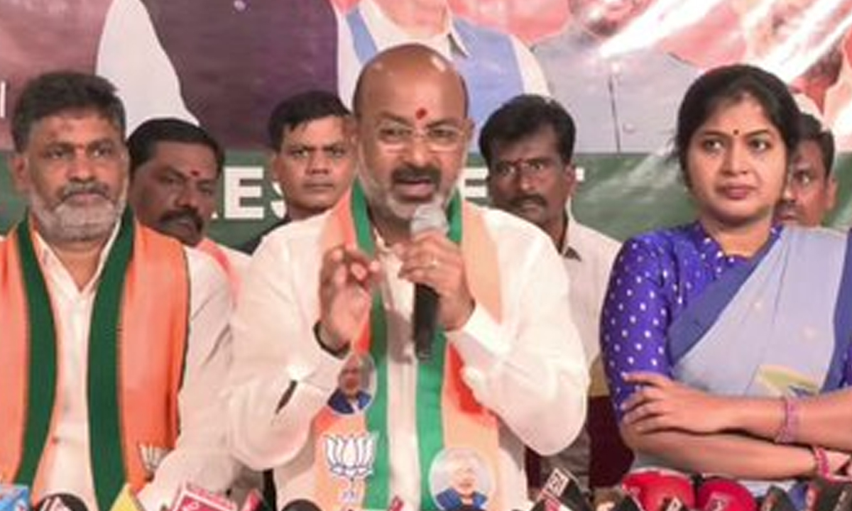 Bandi Sanjay | కేంద్రాన్ని బద్నాం చేసేందుకే తీర్మానం: కేంద్ర మంత్రి బండి సంజయ్ Bandi Sanjay | కేంద్రాన్ని బద్నాం చేసేందుకే తీర్మానం: కేంద్ర మంత్రి బండి సంజయ్