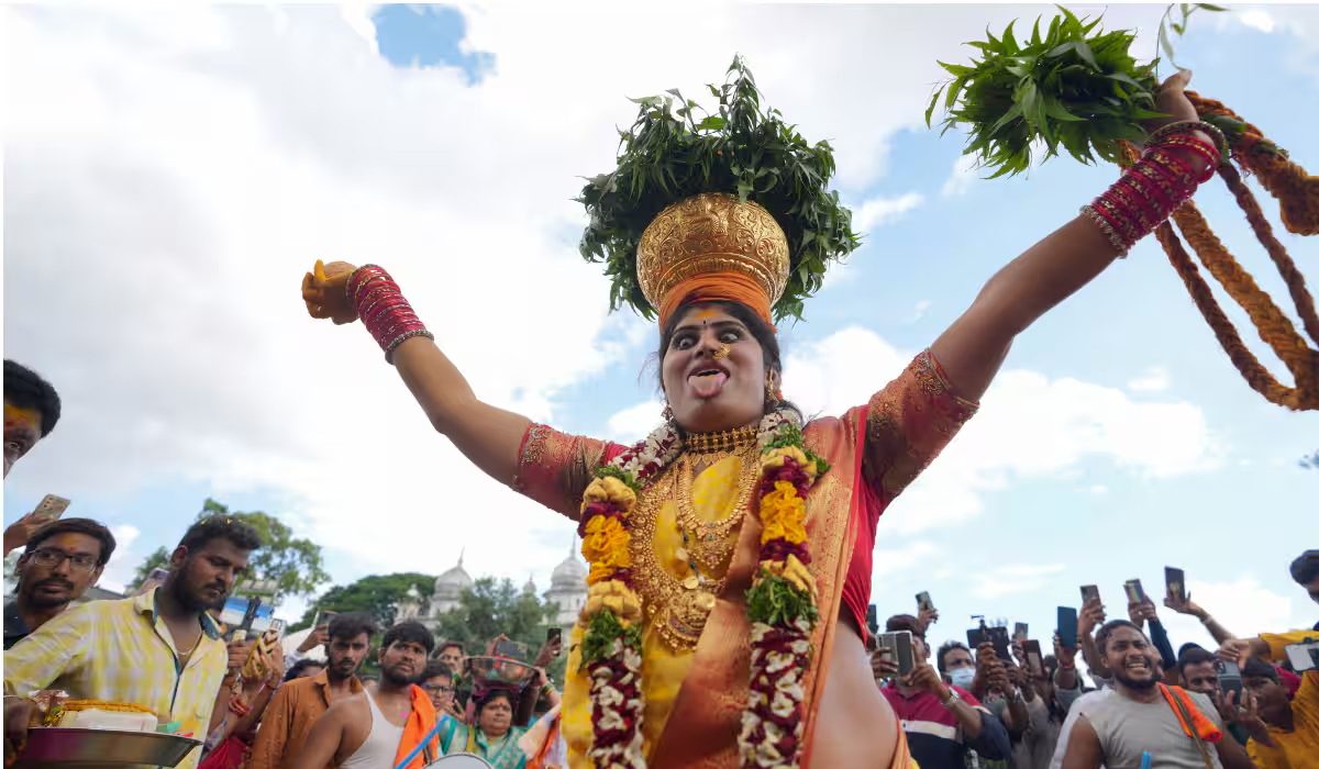 Bonalu Festival | హైదరాబాద్కు బోనాల శోభ..! గోల్కొండలోనే తొలి బోనం ఎందుకు సమర్పిస్తారు..? Bonalu Festival | హైదరాబాద్కు బోనాల శోభ..! గోల్కొండలోనే తొలి బోనం ఎందుకు సమర్పిస్తారు..?