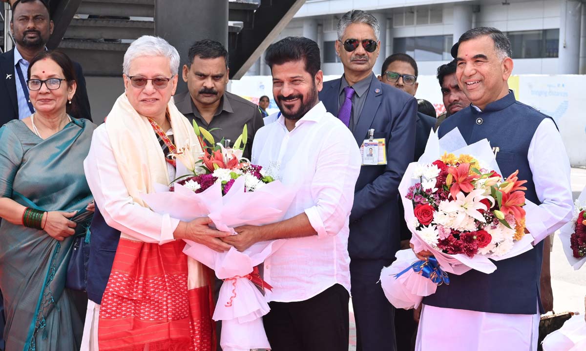 CM Revanth Reddy | గవర్నర్ జిష్ణుదేవ్ వర్మకు స్వాగతం పలికిన సీఎం రేవంత్ రెడ్డి CM Revanth Reddy | గవర్నర్ జిష్ణుదేవ్ వర్మకు స్వాగతం పలికిన సీఎం రేవంత్ రెడ్డి