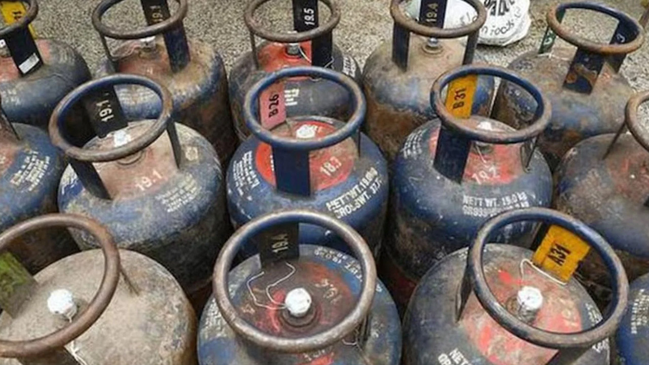 LPG Price | మరోసారి తగ్గిన గ్యాస్ ధరలు.. సిలిండర్పై ఎంతంటే..? LPG Price | మరోసారి తగ్గిన గ్యాస్ ధరలు.. సిలిండర్పై ఎంతంటే..?