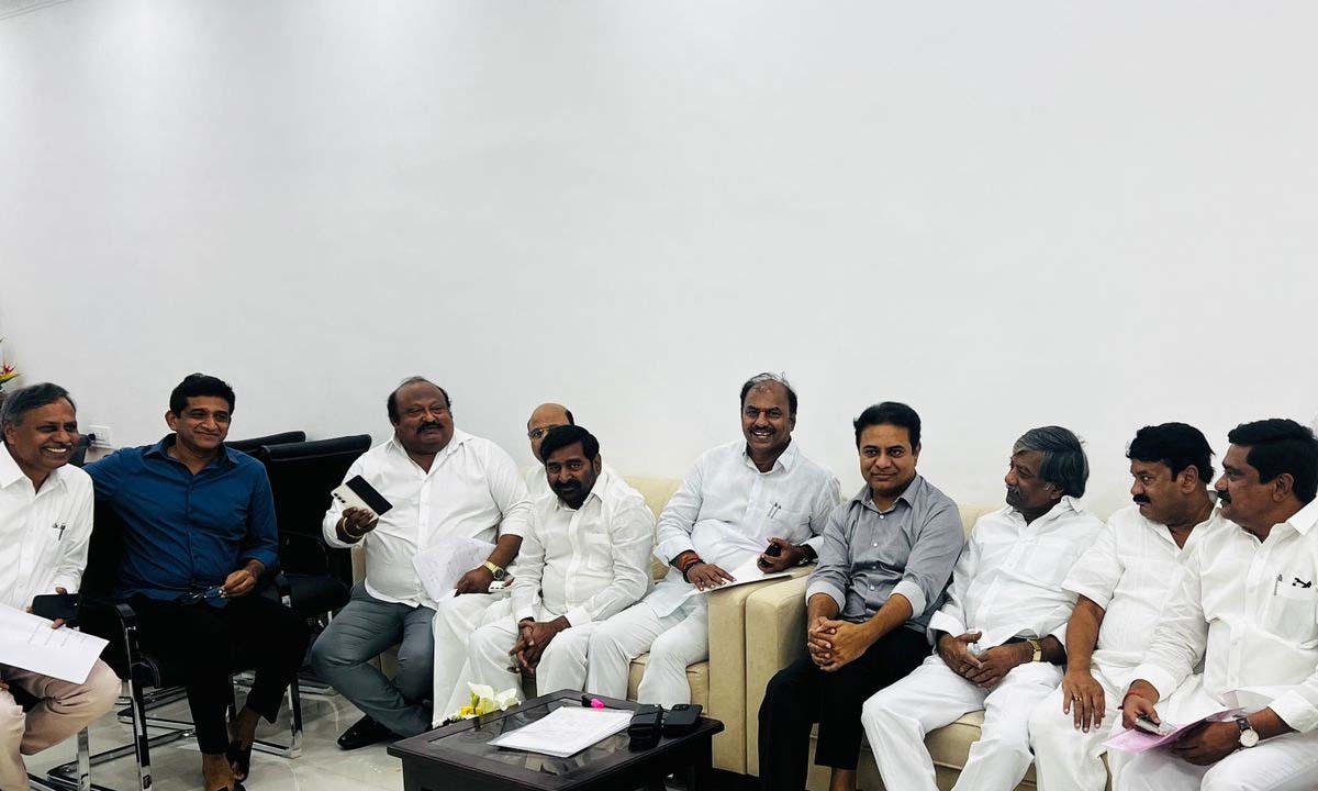 Gadwala MLA Krishnamohan Reddy | ఇంతకు గద్వాల ఎమ్మెల్యే ఏ పార్టీలో ఉన్నారో .. తిరిగి బీఆరెస్లో కొనసాగుతానని చెప్పిన కృష్ణమోహన్రెడ్డి Gadwala MLA Krishnamohan Reddy | ఇంతకు గద్వాల ఎమ్మెల్యే ఏ పార్టీలో ఉన్నారో .. తిరిగి బీఆరెస్లో కొనసాగుతానని చెప్పిన కృష్ణమోహన్రెడ్డి