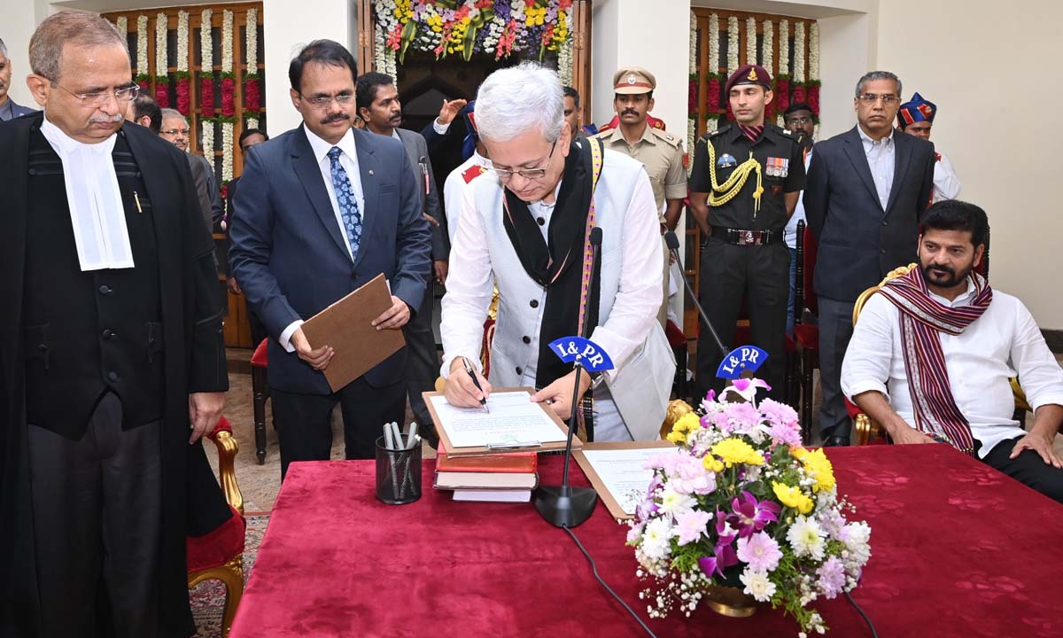 TELANGANA | తెలంగాణ గవర్నర్గా జిష్ణుదేవ్ వర్మ ప్రమాణం..హాజరైన సీఎం రేవంత్రెడ్డి, కేంద్ర, రాష్ట్ర మంత్రులు TELANGANA | తెలంగాణ గవర్నర్గా జిష్ణుదేవ్ వర్మ ప్రమాణం..హాజరైన సీఎం రేవంత్రెడ్డి, కేంద్ర, రాష్ట్ర మంత్రులు