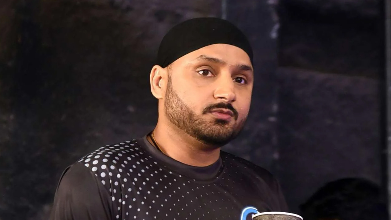 Harbhajan Singh | ధోనీతో ఆ ఆటగాడికి పోలికా.. పాకిస్థాన్ జర్నలిస్టుపై హర్భజన్ సింగ్ ఆగ్రహం Harbhajan Singh | ధోనీతో ఆ ఆటగాడికి పోలికా.. పాకిస్థాన్ జర్నలిస్టుపై హర్భజన్ సింగ్ ఆగ్రహం