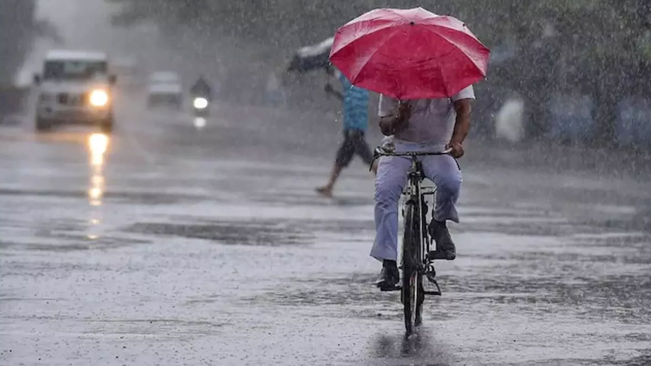 Heavy Rains | రానున్న నాలుగు రోజుల్లో తెలంగాణలో భారీ వర్షాలు.. 13 జిల్లాలకు ఎల్లో అలర్ట్ జారీ Heavy Rains | రానున్న నాలుగు రోజుల్లో తెలంగాణలో భారీ వర్షాలు.. 13 జిల్లాలకు ఎల్లో అలర్ట్ జారీ