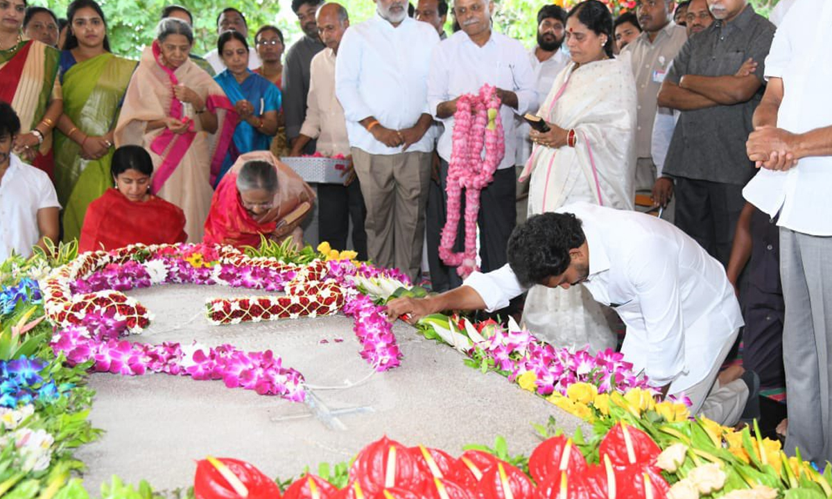 వైఎస్సార్కు మాజీ సీఎం జగన్ సహా వైసీపీ నేతల నివాళులు వైఎస్సార్కు మాజీ సీఎం జగన్ సహా వైసీపీ నేతల నివాళులు