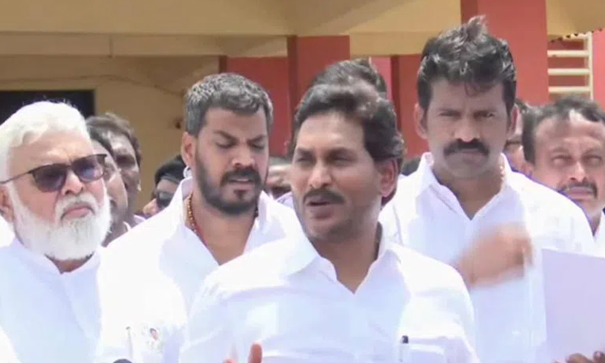 రాజకీయ కక్షతో పిన్నెల్లిపై అక్రమ కేసులు: మాజీ సీఎం జగన్ రాజకీయ కక్షతో పిన్నెల్లిపై అక్రమ కేసులు: మాజీ సీఎం జగన్