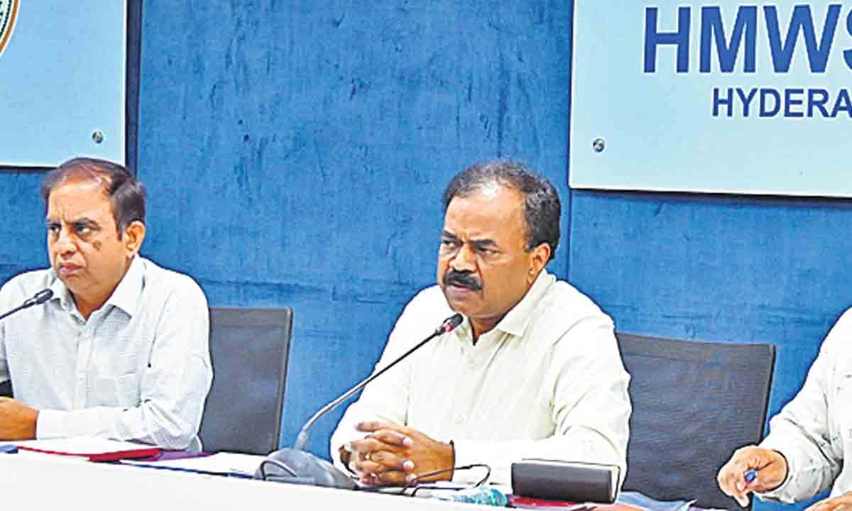 Dana Kishore | రోడ్లపై వర్షపు నీళ్లు నిలువకుండా సంపులు కడతామంటున్న సర్కారు Dana Kishore | రోడ్లపై వర్షపు నీళ్లు నిలువకుండా సంపులు కడతామంటున్న సర్కారు