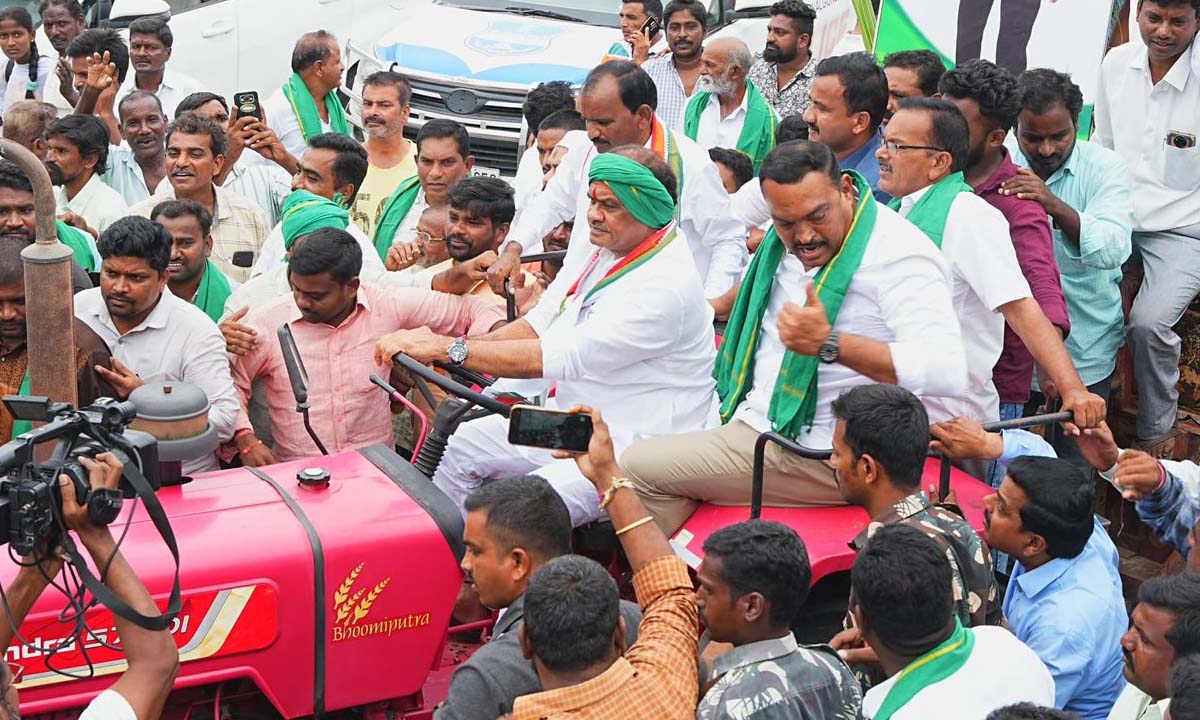 Komati Reddy Venkat Reddy | రుణమాఫీ సంబరాల్లో మంత్రి కోమటిరెడ్డి హంగామా… నల్లగొండలో ట్రాక్టర్ నడుపుతు భారీ ర్యాలీ Komati Reddy Venkat Reddy | రుణమాఫీ సంబరాల్లో మంత్రి కోమటిరెడ్డి హంగామా… నల్లగొండలో ట్రాక్టర్ నడుపుతు భారీ ర్యాలీ