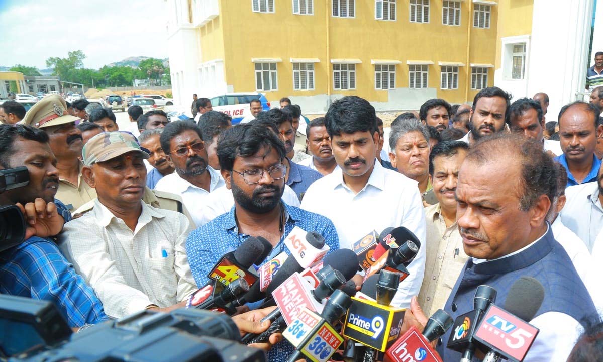Komati Reddy Venkat Reddy | పేదలకు మెరుగైన వైద్యం ప్రభుత్వం లక్ష్యం … మంత్రి కోమటిరెడ్డి వెంకట్ రెడ్డి Komati Reddy Venkat Reddy | పేదలకు మెరుగైన వైద్యం ప్రభుత్వం లక్ష్యం … మంత్రి కోమటిరెడ్డి వెంకట్ రెడ్డి